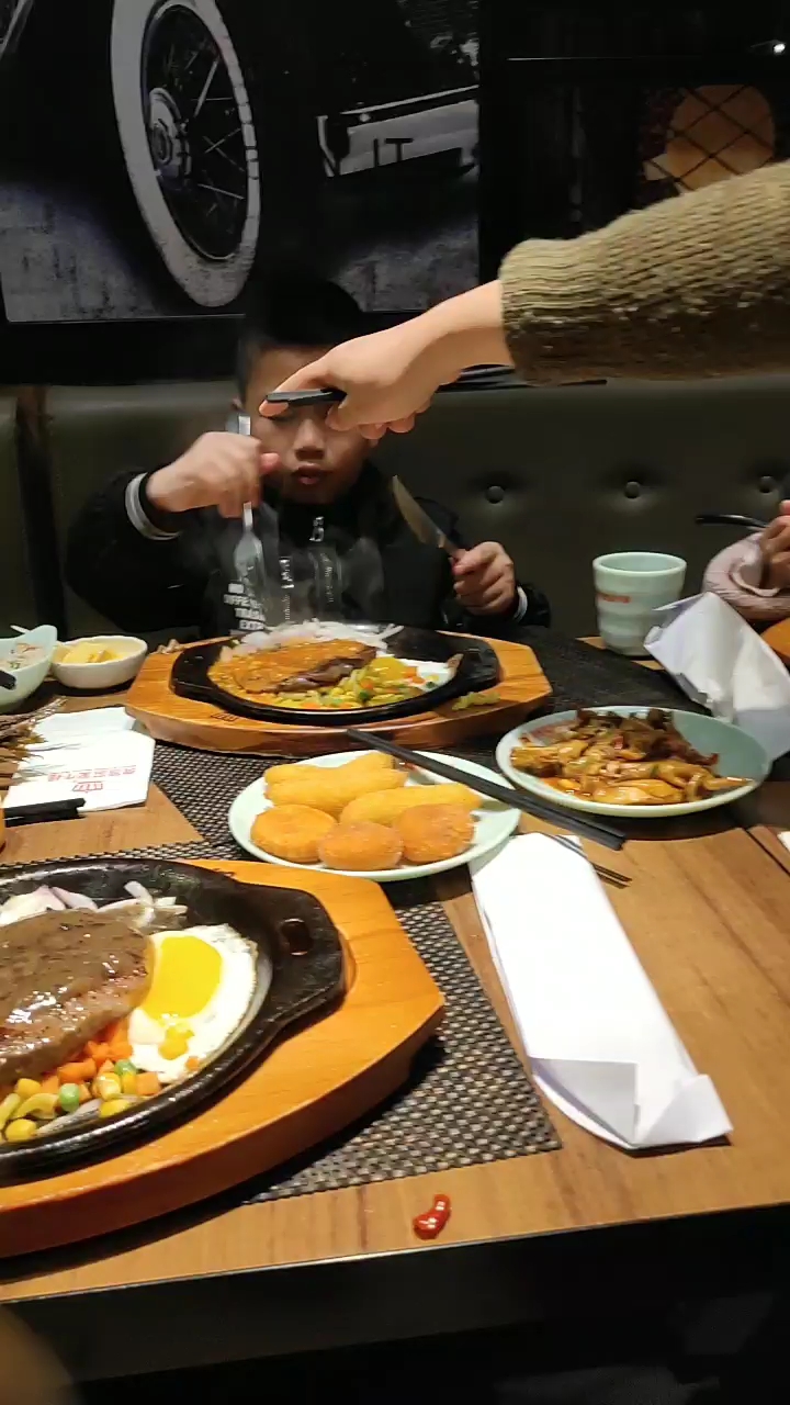 带孩子们吃牛排