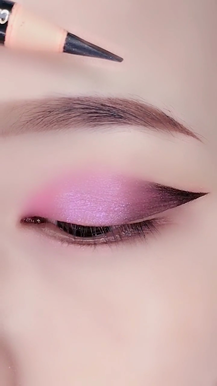 眉笔眼影画的超霸气眼妆