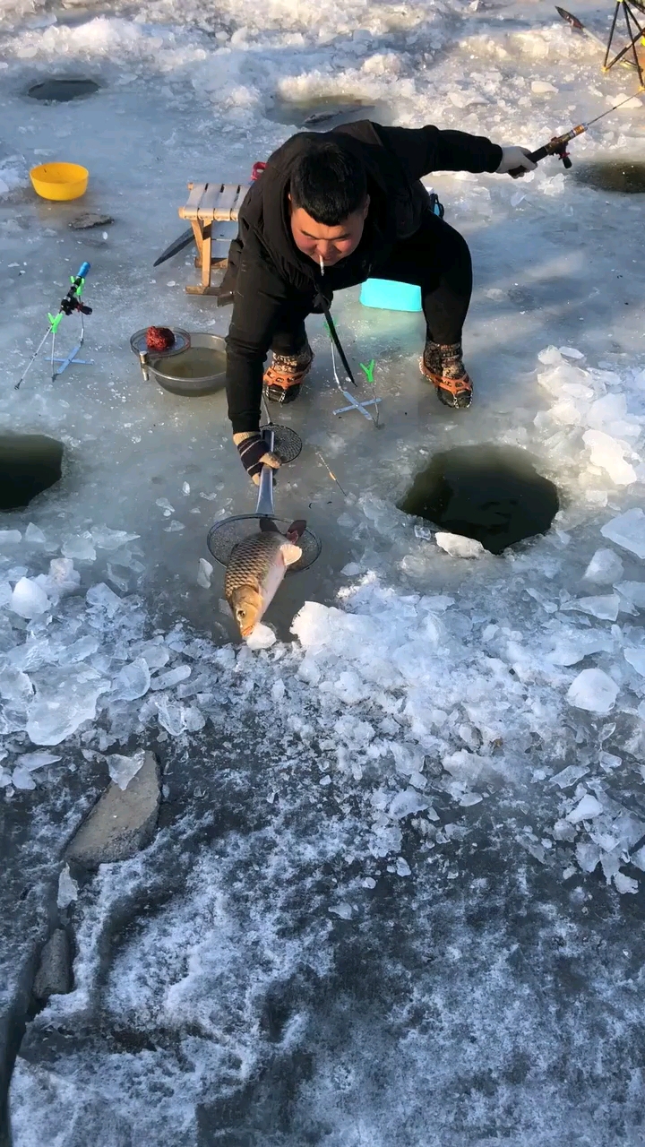 别眨眼,冰下果然有大鱼.