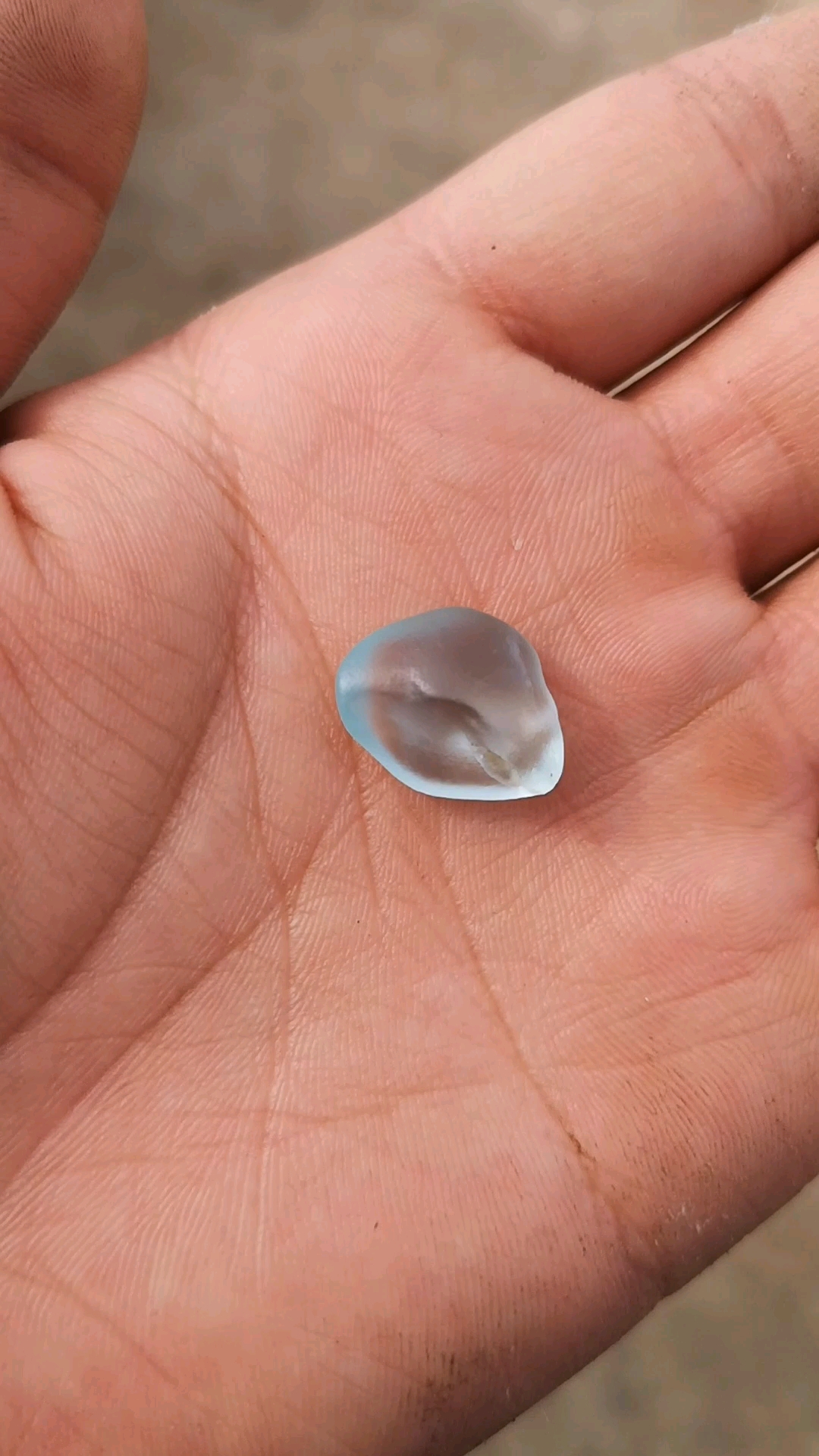 阿拉泰地区戈壁滩上产的海蓝宝石,捡到这样的一块运气好好的