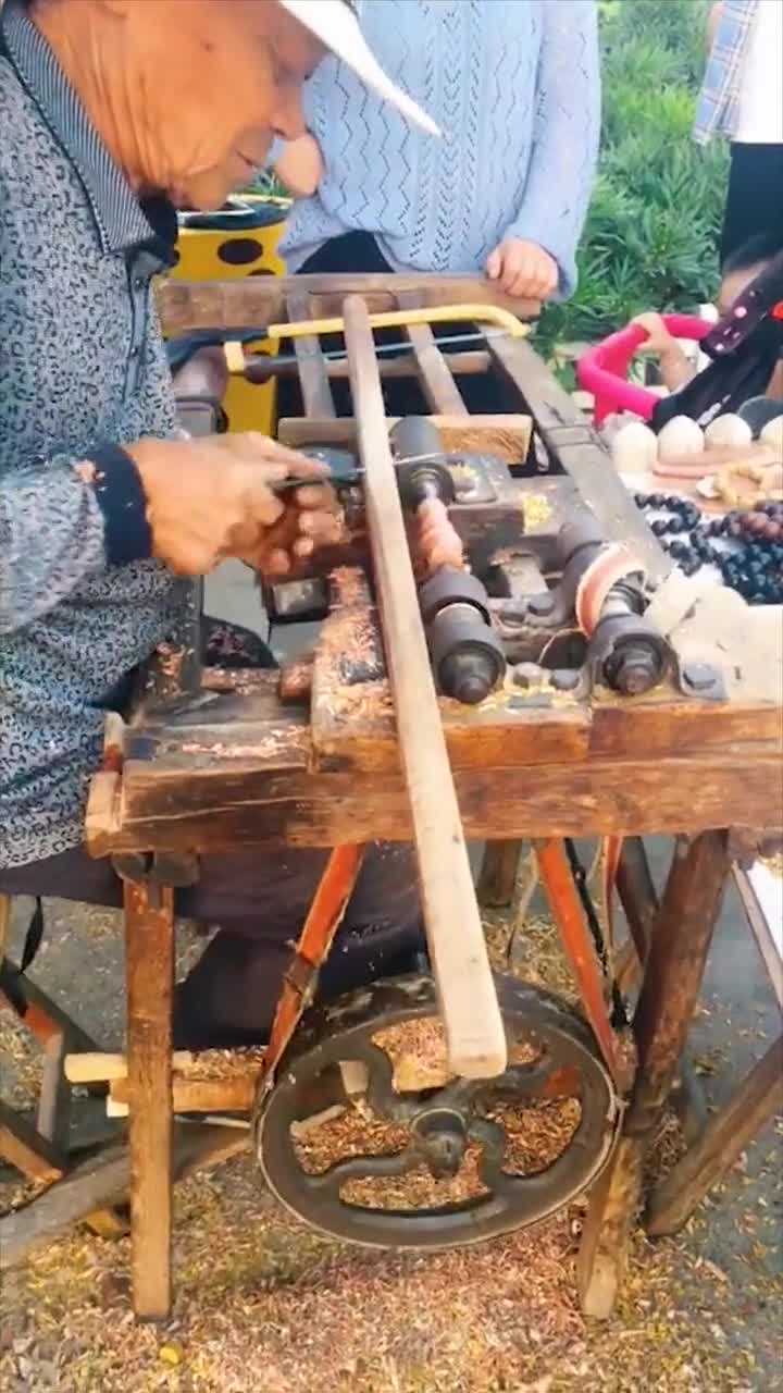 第一次见传统人力车珠子机器,工作原理和缝纫机一样,真是大开眼界!