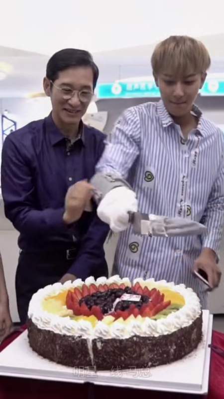 黄子韬父亲去世享年52岁,早些天还在一起庆祝生日,突然病故对子韬打击