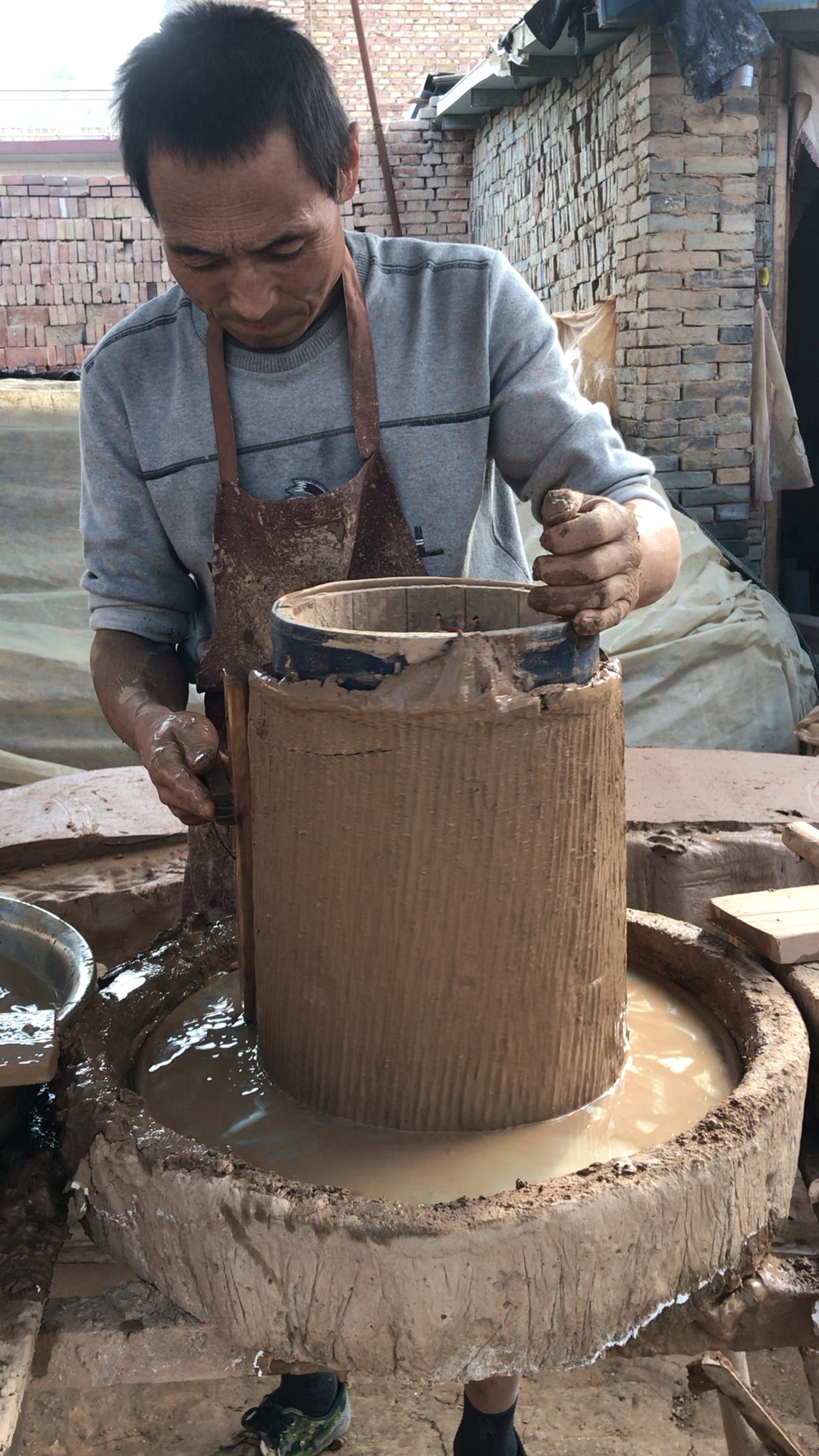 泥瓦匠,作为一代人的记忆,还在艰苦的做着这种古老的传承.
