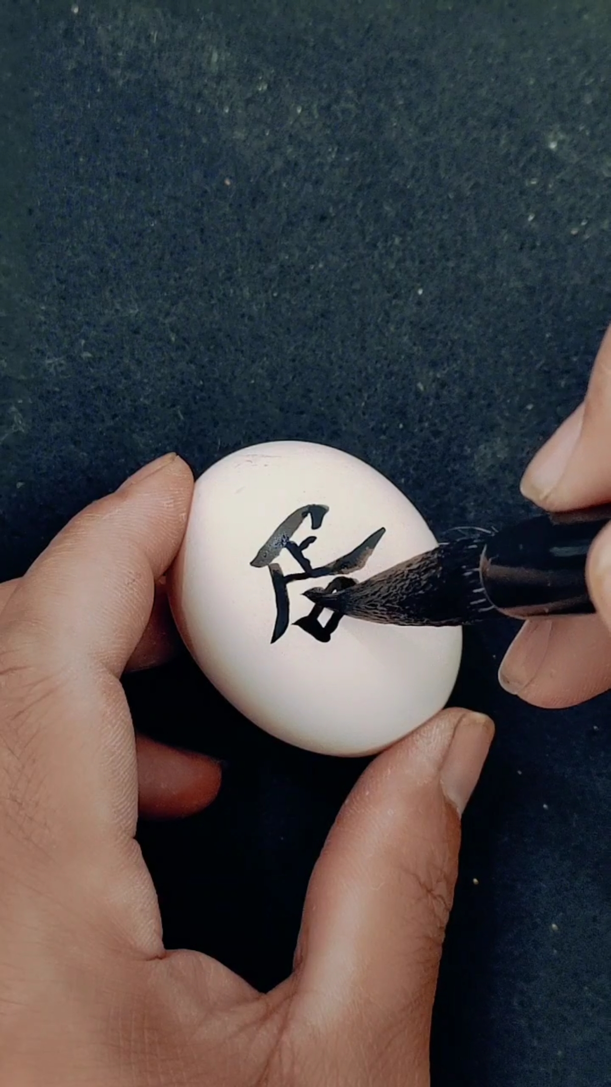 公鸡蛋上写字.