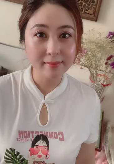我觉得四十岁以后的女人最迷人比二十岁的小妹妹懂事比三十岁的小少妇