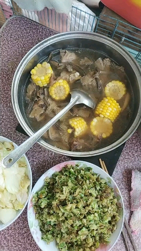 中午饭做好了,开始吃.