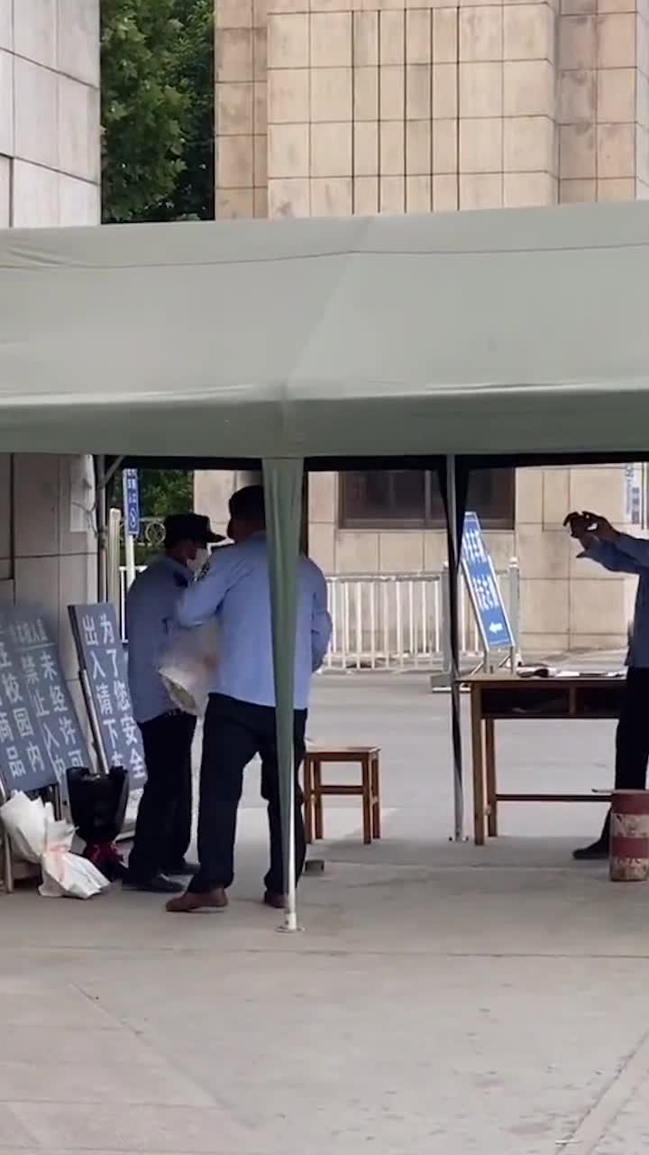 学校的门卫大爷,今天收到了很多花,换着拍就是玩