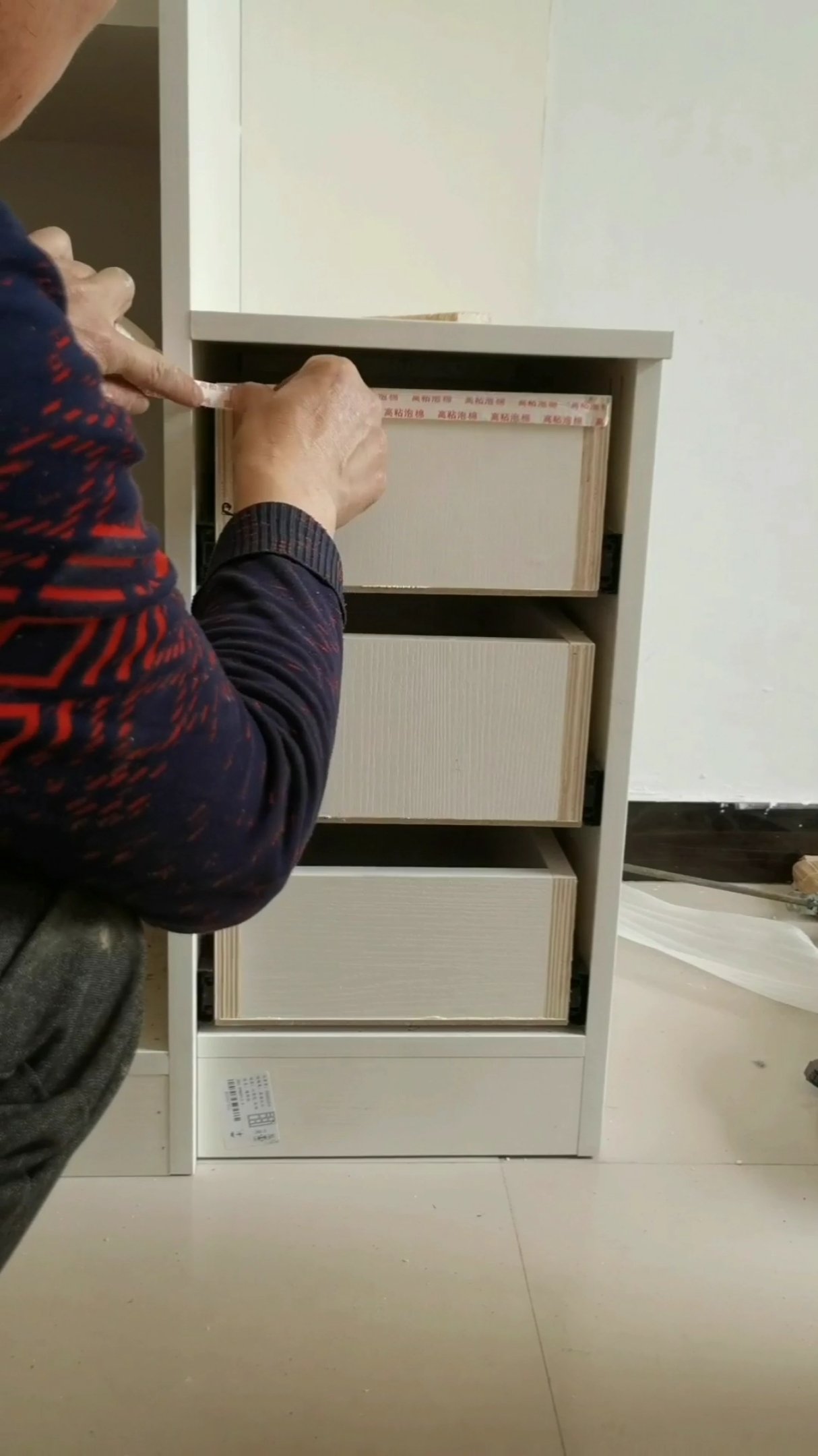 抽屉面固定#抽屉面的固定方法,用双面胶定位安装方便快捷!-度小视