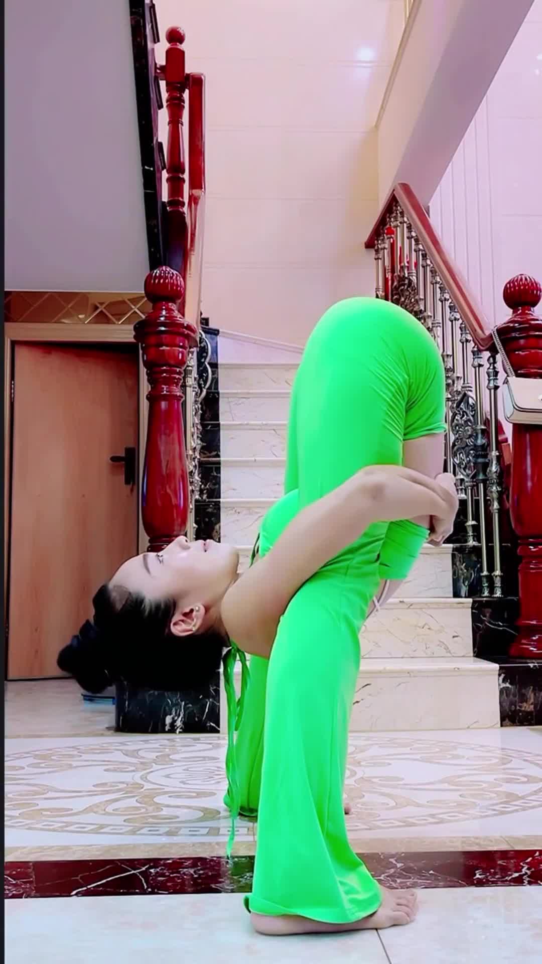 下腰还能劈叉,厉害的小姐姐!