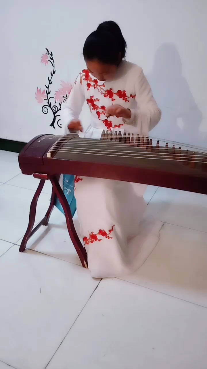 小美女弹奏古筝名曲《战台风》