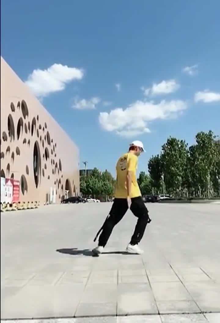 小哥哥的太空舞步要火了,跳的太专业了,真是厉害了