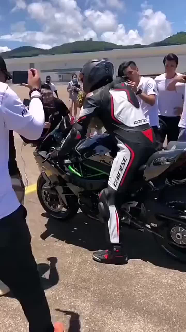 川崎h2r抬头起步,骑手如箭一样射了出去,这就是摩托车的魅力!