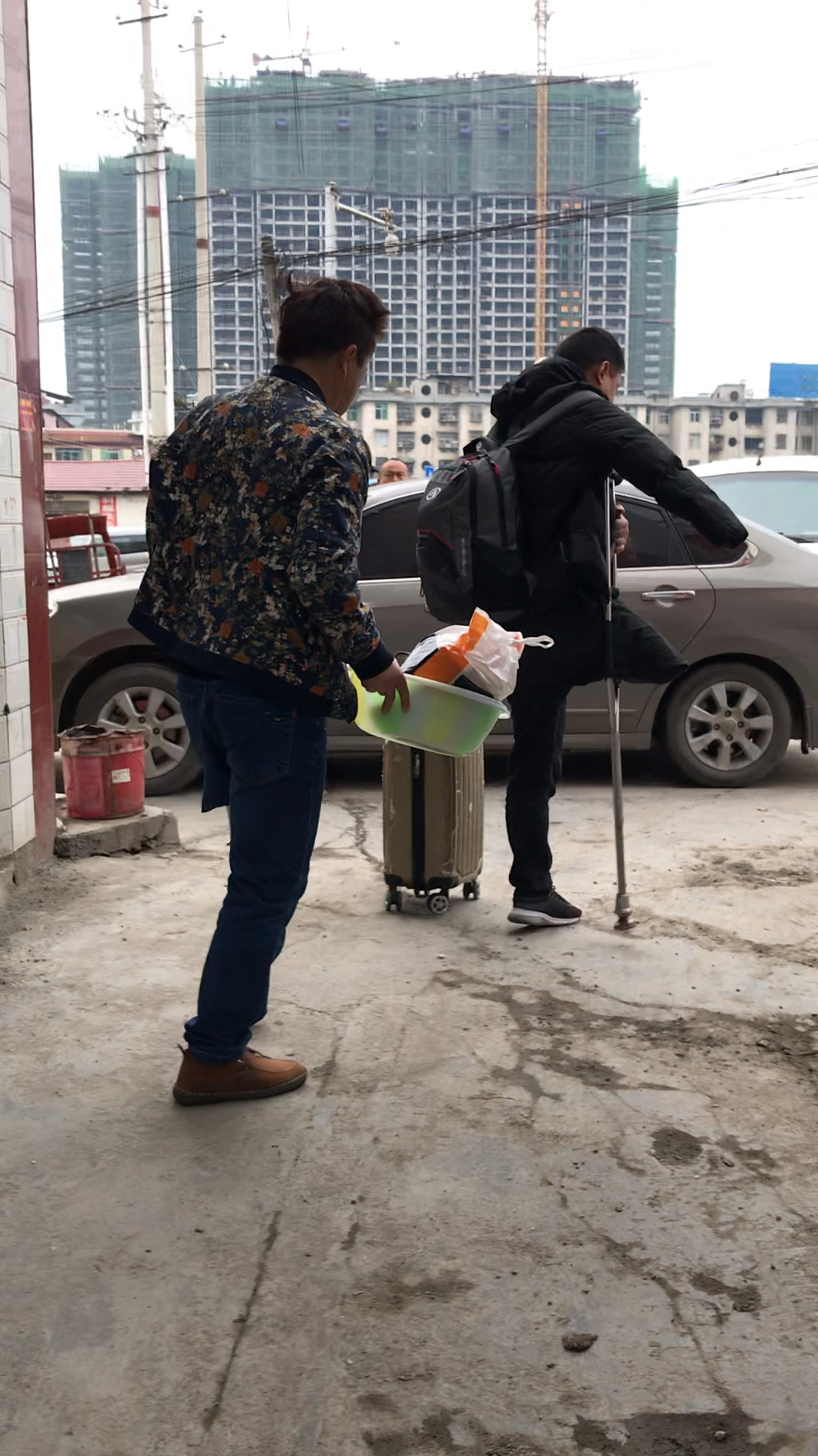 兄弟俩腿俩拐走四方