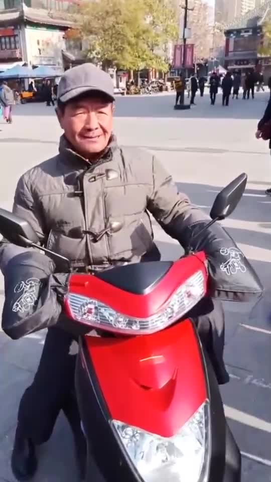 天津网红大爷骑着摩托车唱歌引来路人围观