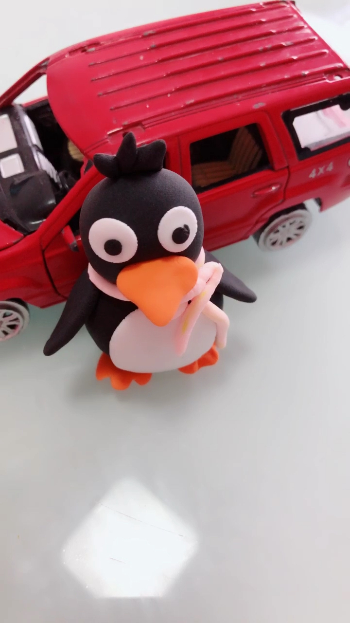 和儿子一起做的彩泥企鹅!漂亮不?