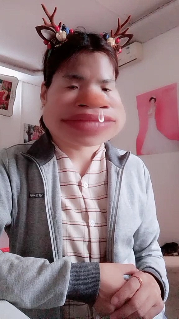 咬嘴唇…我也会呀