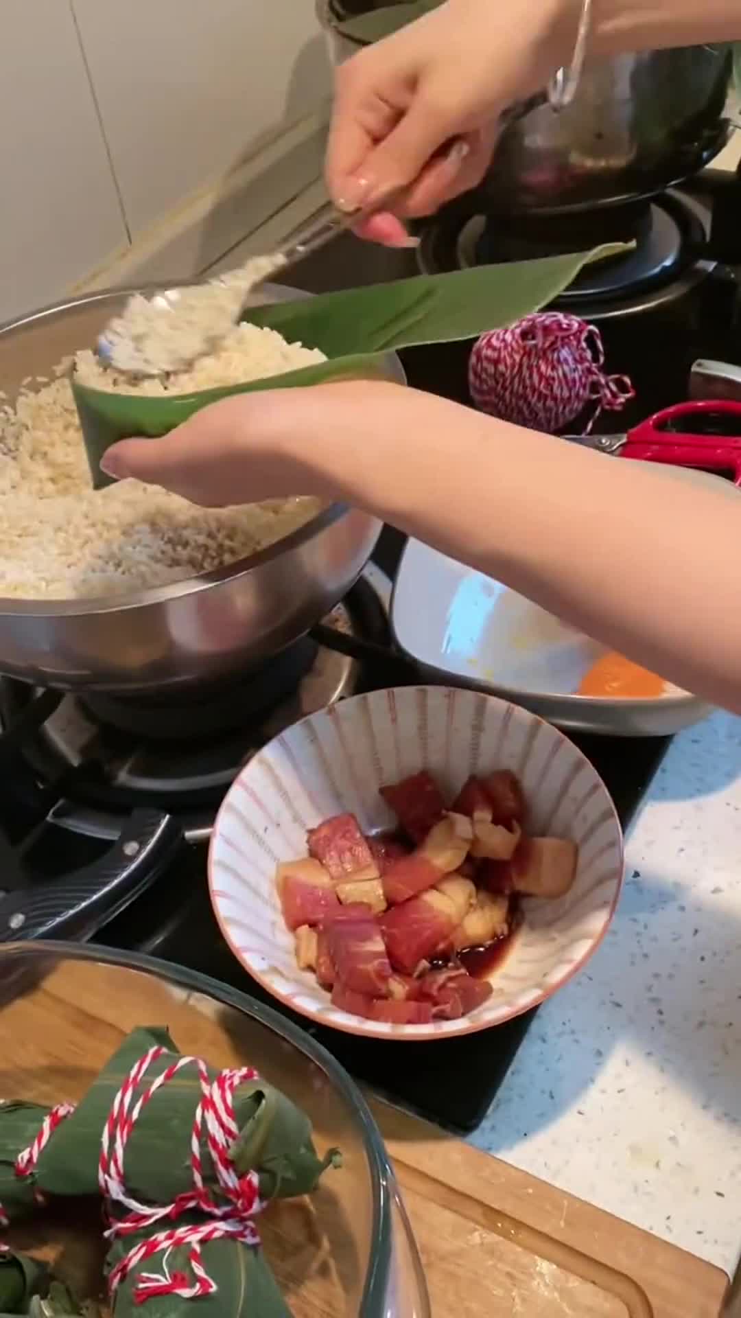 搞笑视频#新谈的女朋友,第一次做饭的动作,真的是满满的感动