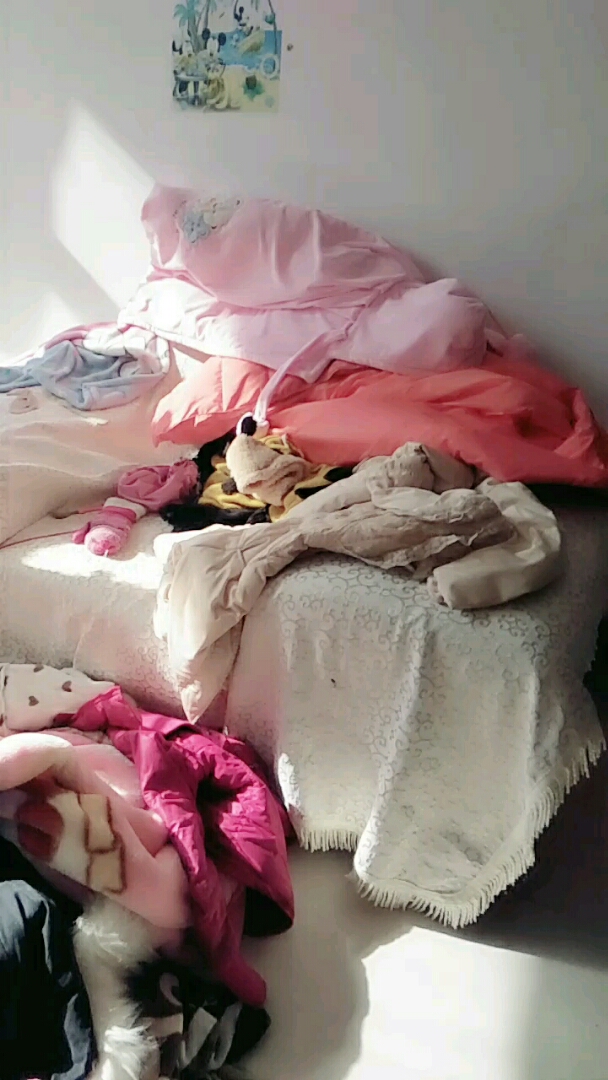 我怎么这么好看#衣服都没地晾了……地上一堆没洗,洗衣机的还没洗好