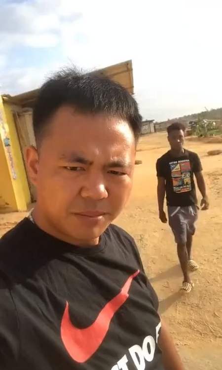 河南小伙去非洲没几天就晒的跟非洲人一样黑了?