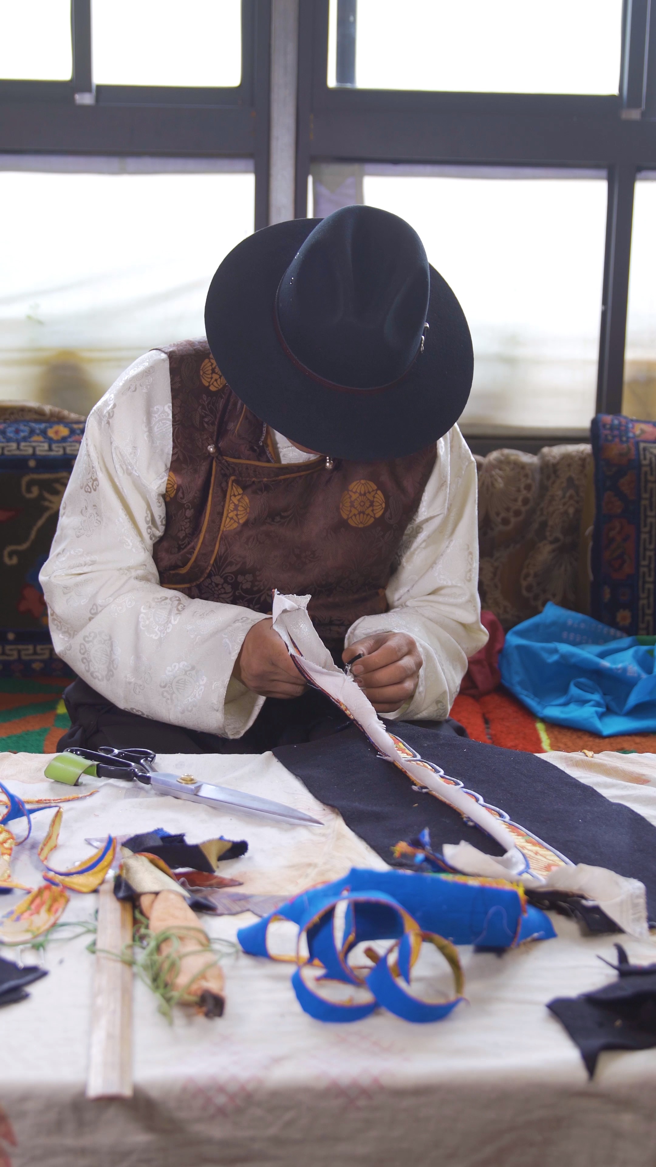 全手工做藏式帽子,大家可以一起学习一下哦!#西藏-度小视