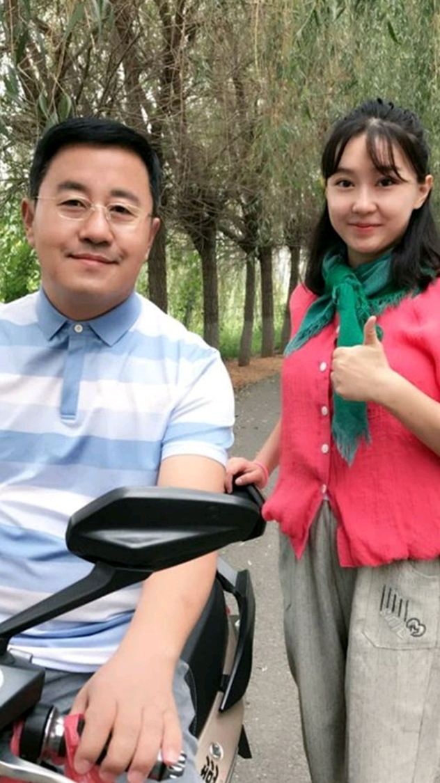 乡村爱情中的刘英,生活中真漂亮,老公长这样