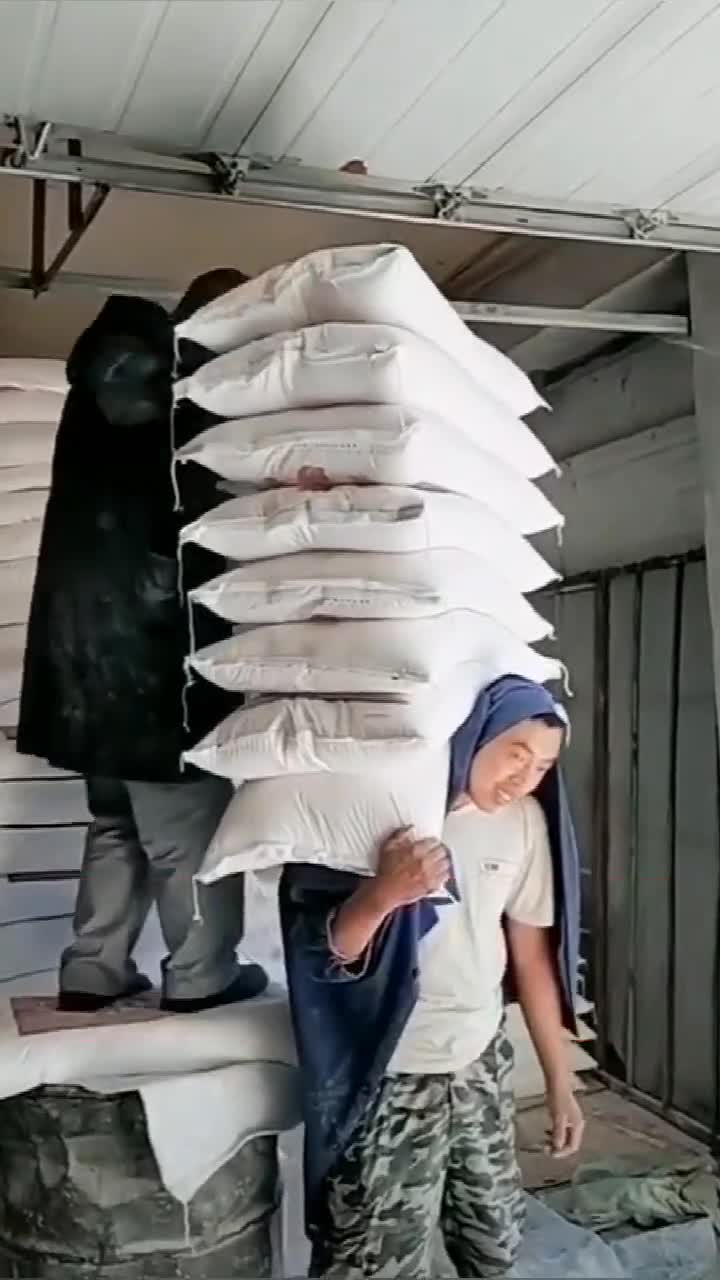 高手在民间!一个人扛起来九袋面,真是太厉害了!