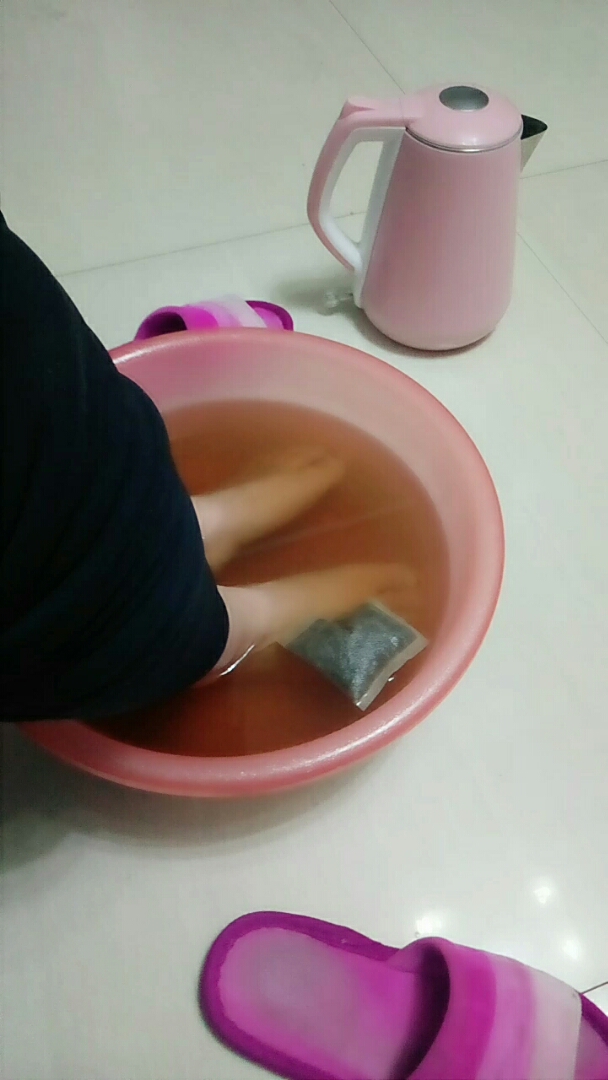 给老婆泡泡脚