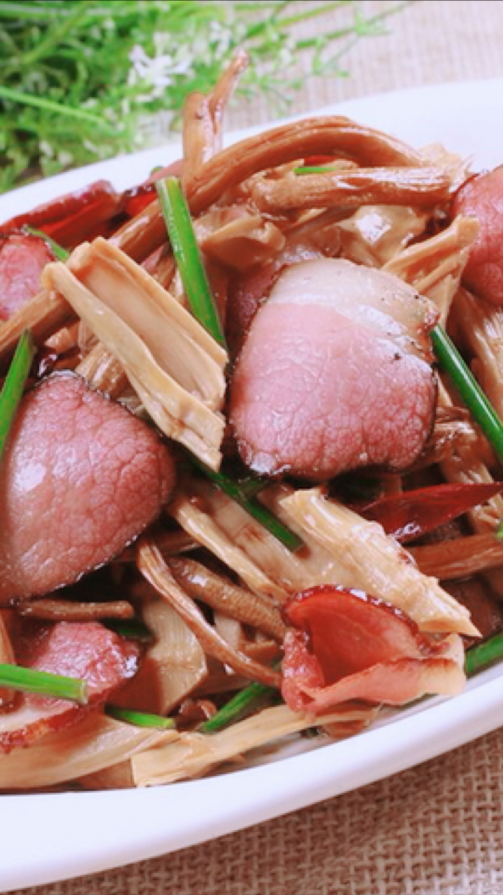 笋干炒腊肉～要想吃这道菜需下点功夫才行