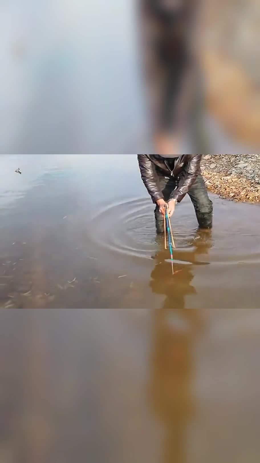 湖南大哥絕對是個高手,自制捕魚神器抓魚,半斤重的鯽魚都能抓起來!