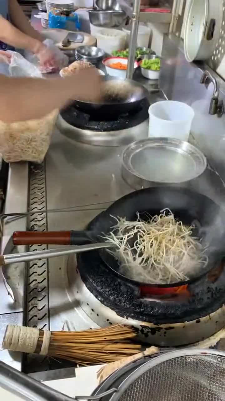 酒店大厨烧菜,油放这么多,难怪那么好吃!