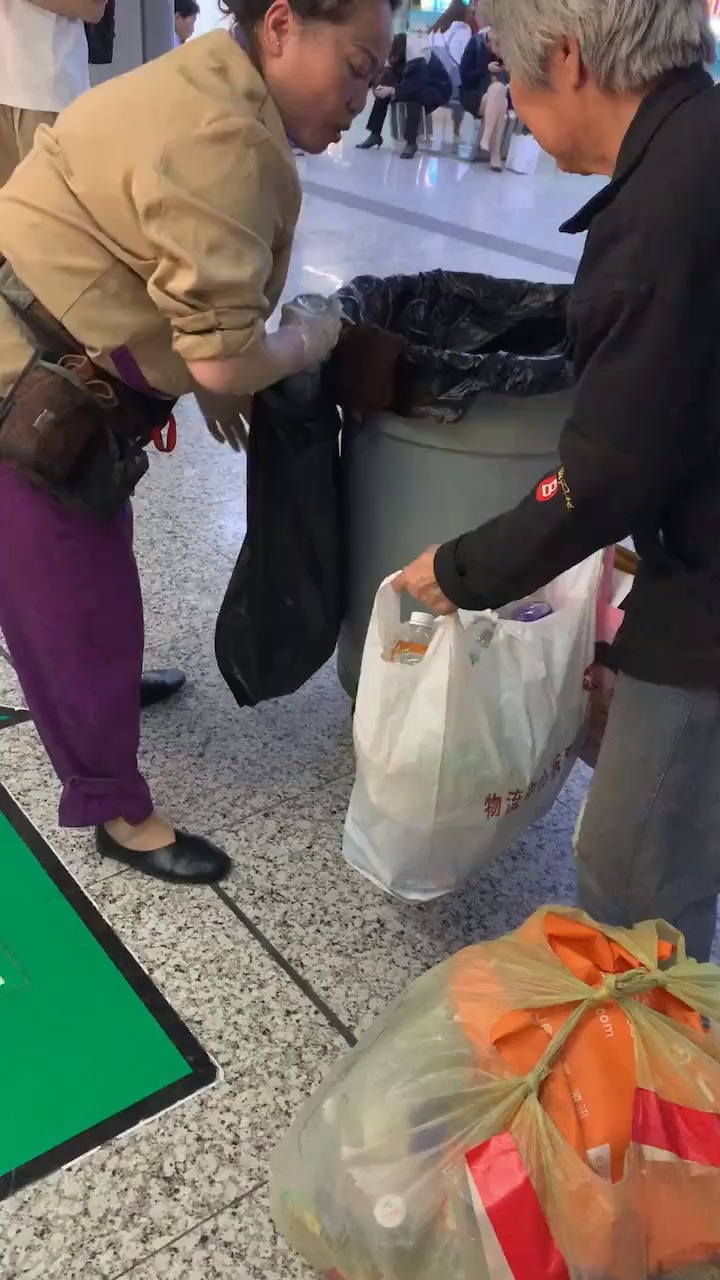 5.4青年节晚上10点保洁大姐把自己捡到的瓶子给了这个阿婆!