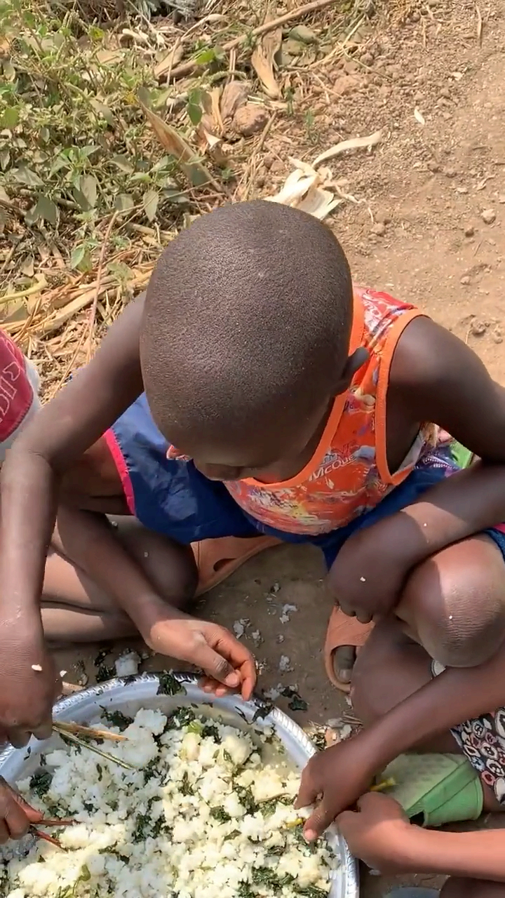 非洲孩子用筷子吃饭!