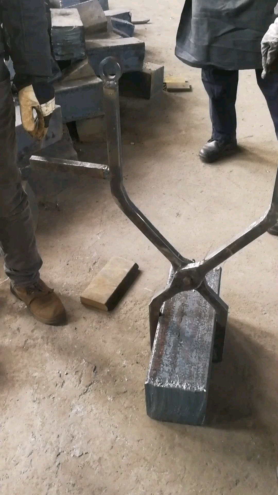 钢轨钢坯的夹子,肩扛或者手抬,试制版,有待改进