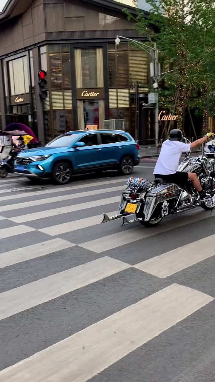 两位机车大佬骑几十万的哈雷摩托炸街太古里,这造型这排面太帅了嘛