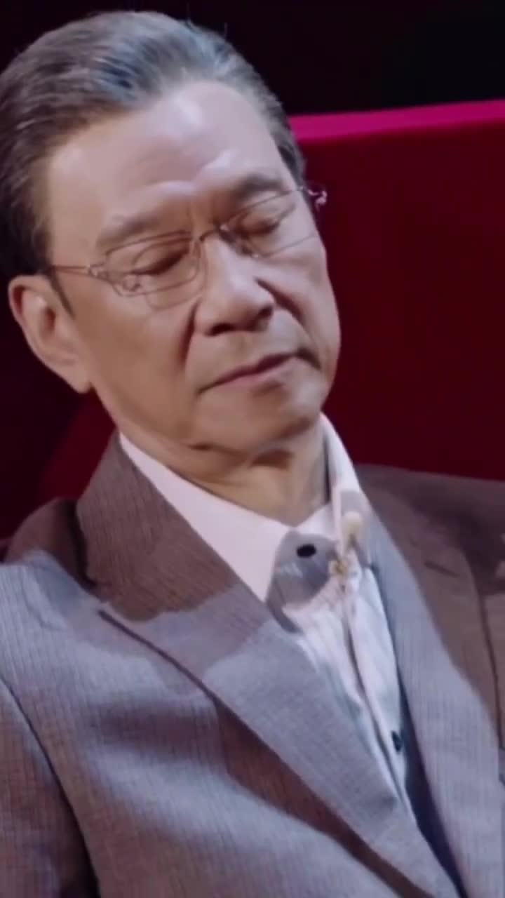 74岁王学圻成为首位饰演钟南山的演员,重现赶往武汉高铁餐桌上面的