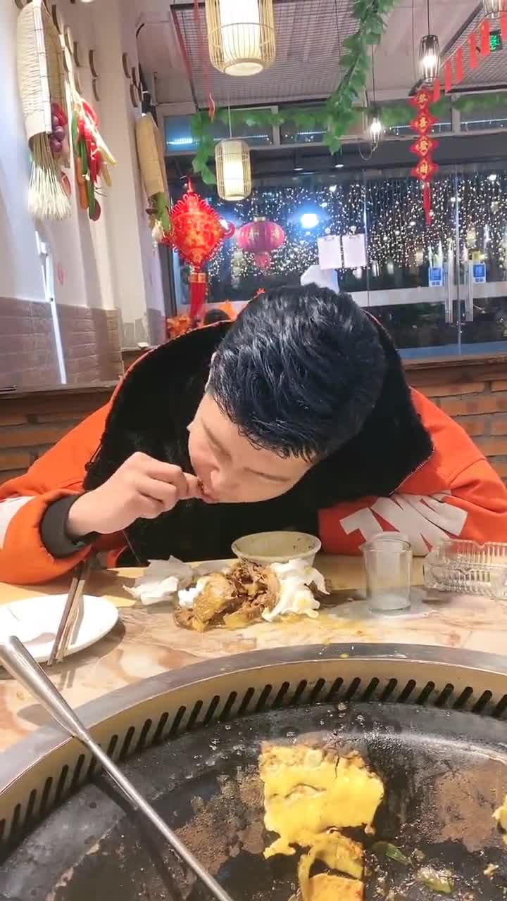 和相亲对象去吃饭,看到他的这个举动,我觉得单身也挺好!