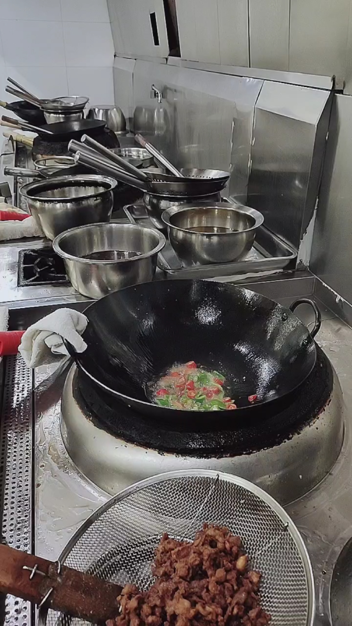 厨师留一手#饭店厨师炒菜好吃,主要放的料多呀.