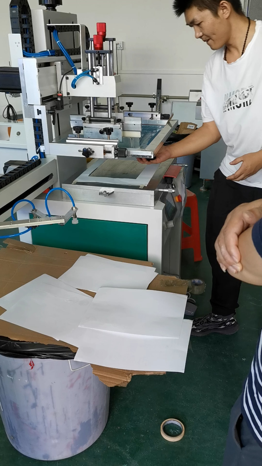 长沙丝印机厂家薄片塑料袋丝网印刷机全自动下料印刷机东莞骏欣机械