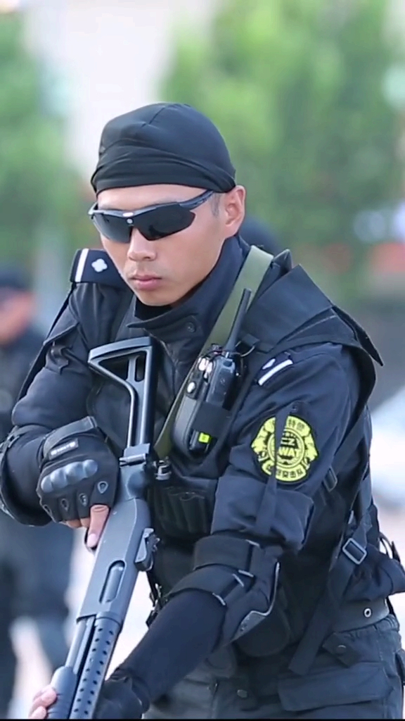 你们要的特警小哥哥来了