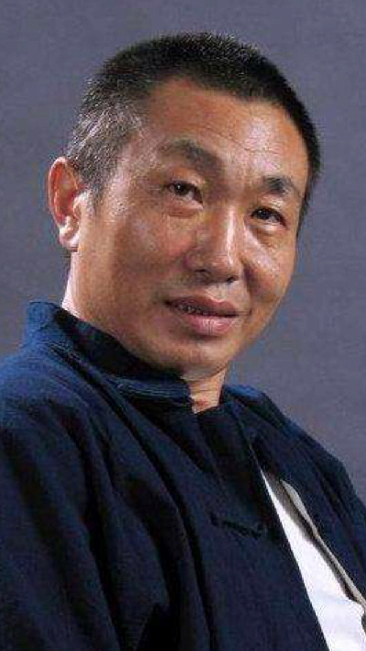 62岁老戏骨杜源神采奕奕,与老婆青梅竹马结婚36年,女儿颜值高