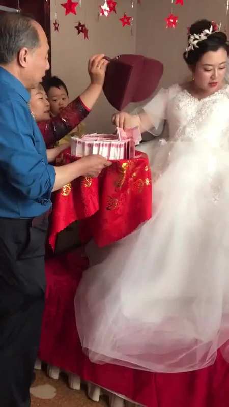 我要上热门#女儿嫁人,高兴的抓富贵钱,就是舍不得多抓一点!