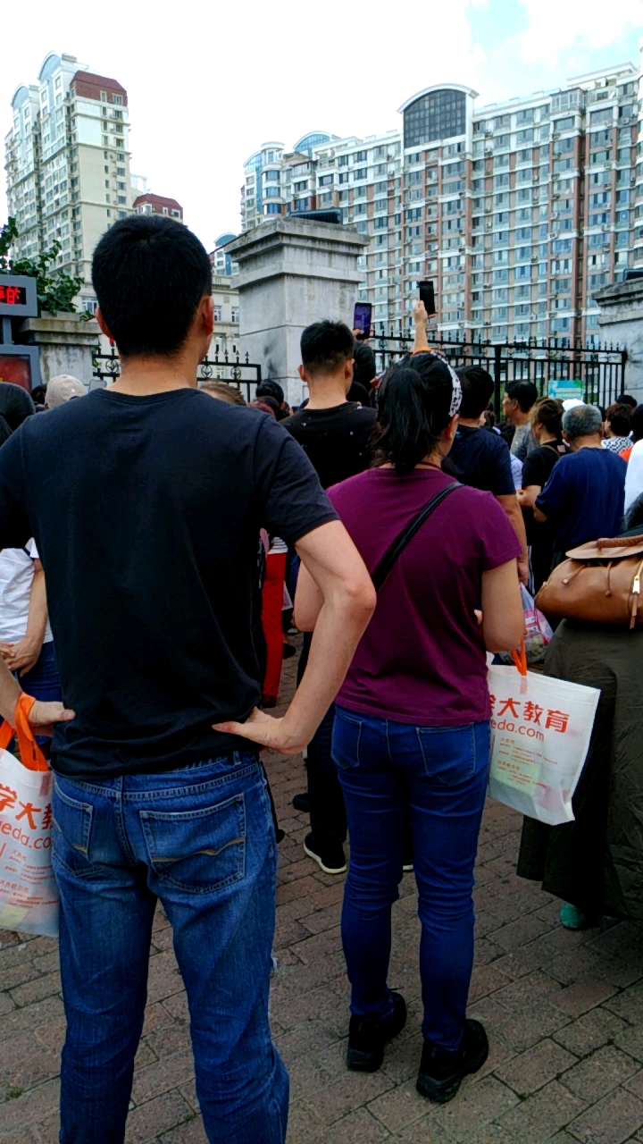 开学苐一天校园门口挤满了来接孩子的家长们