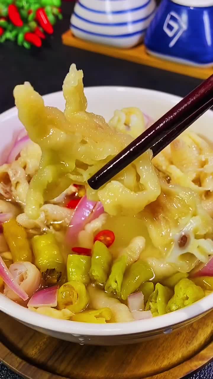 网红无骨泡椒凤爪,去骨虽麻烦吃起来却很爽,酸辣爽脆一口一个