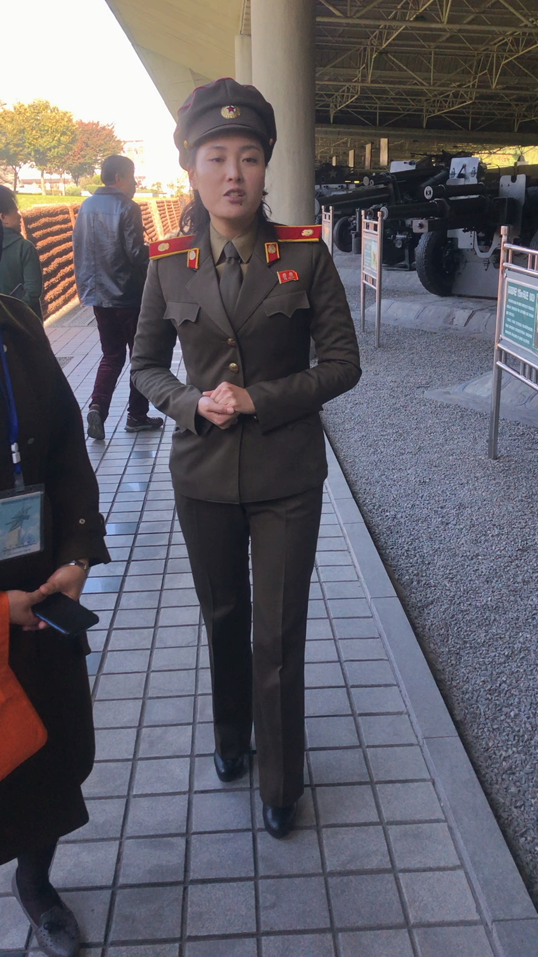 朝鲜平壤,漂亮的女兵小姐姐.