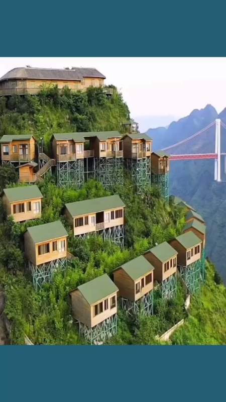 支持全民小视频#贵州高山悬崖边,有人在上面建了几十栋民宿,敢住绽镲