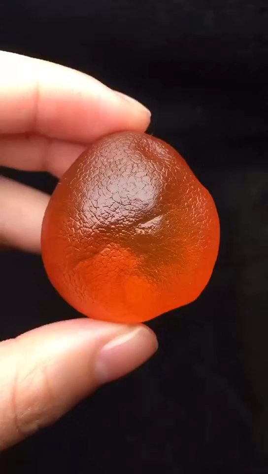 极品蜜蜡海漂籽料,圆润饱满,全品无暇!脖间的宝石～亮闪闪-度小视