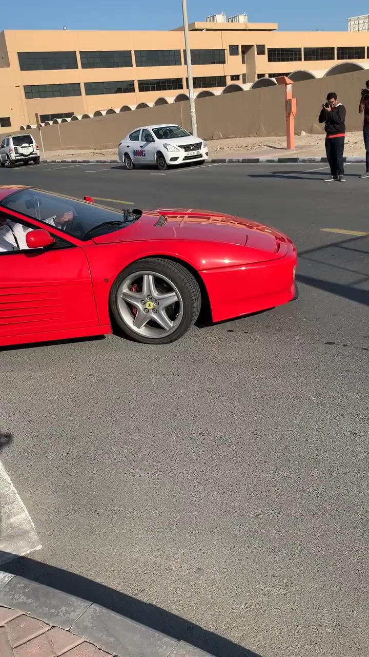 迪拜  法拉利炸街