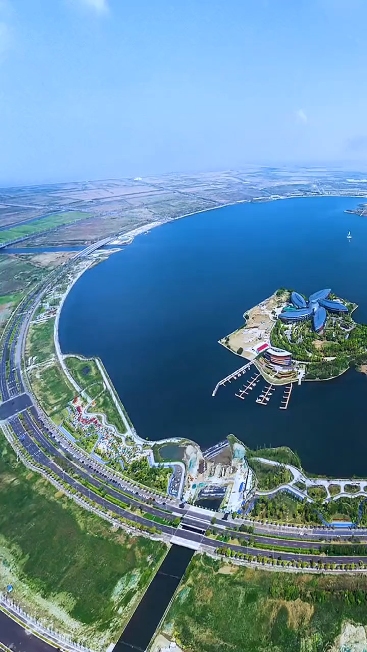 航拍中国 上海首次填海造陆的试点,因形似滴水珠,故称为:滴水湖!