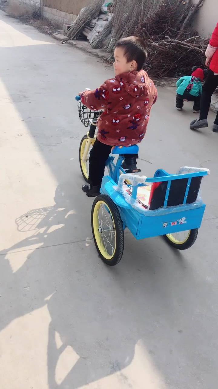 骑三轮车的宝宝