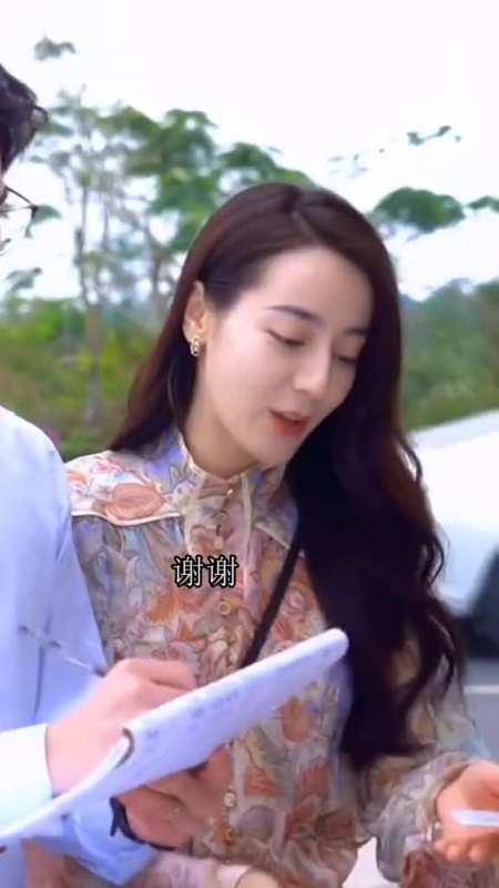 杨洋热巴拍戏现场太欢乐了,你俩到底谁调皮啊